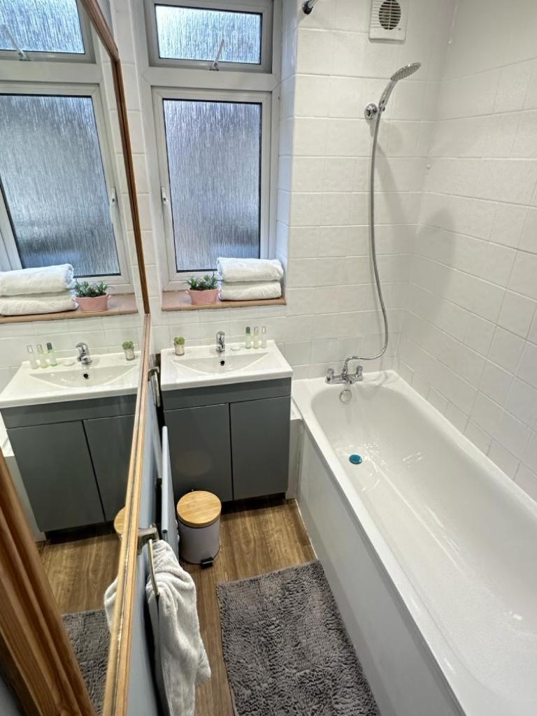 Beautiful Family Apartment Лондон Екстер'єр фото