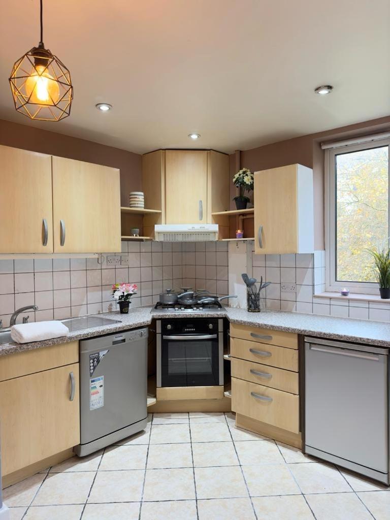 Beautiful Family Apartment Лондон Екстер'єр фото